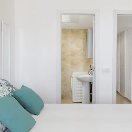 Prime Location 2-bedroom With Seaviews In Apartment