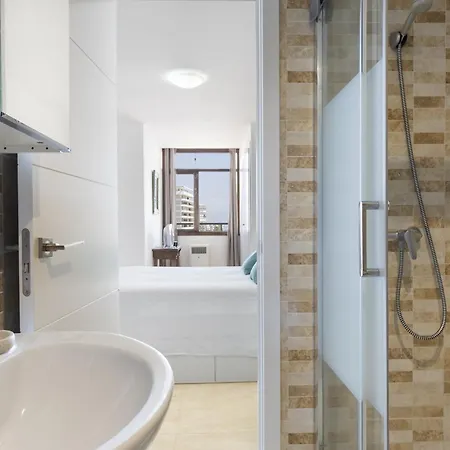 Prime Location 2-bedroom With Seaviews In Apartment *
