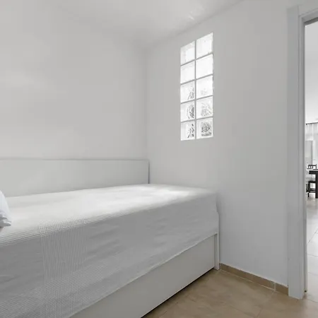 Apartment Prime Location 2-bedroom With Seaviews In *