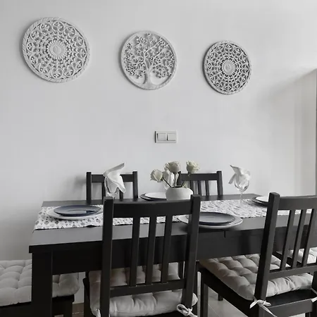 Апартаменти Prime Location With Seaviews In