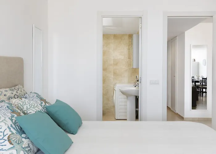 Prime Location With Seaviews In アパート